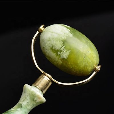 緑色Xiuyanジャード顔ロール グアシャ 溶接金属ジャードマッサージロール 美容用ツール 顔マッサージ機