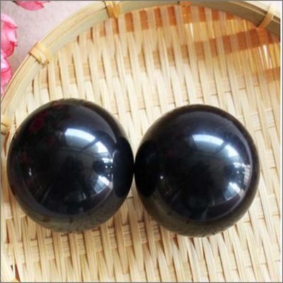 彫刻された50mm 天然黒色ビアンストーン ハンドボール マッサージ 滑らかなヒーリング クリスタル球 体マッサージとヒーリング