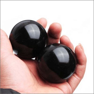 彫刻された50mm 天然黒色ビアンストーン ハンドボール マッサージ 滑らかなヒーリング クリスタル球 体マッサージとヒーリング