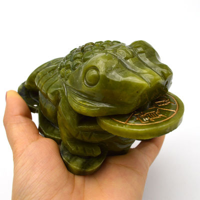 富 を 引き寄せる 緑 玉 の カエル の 彫刻 は,フェンシュウイ の 経済的 成功 を 招く