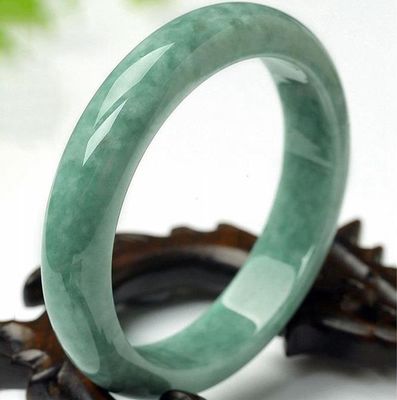 天然 の 濃い 緑色 の 玉 玉 の ブレスレット あなた の コレクション の 永続 的 な 宝石