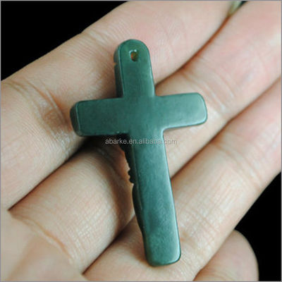 天然緑色ヘチアンジャディーペンダント 彫刻されたイエス・キリスト十字架ペンダント ネックレス ファッションジュエリー 男性と女性のファッション
