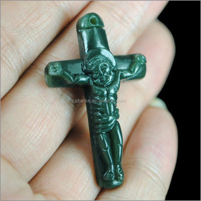 天然緑色ヘチアンジャディーペンダント 彫刻されたイエス・キリスト十字架ペンダント ネックレス ファッションジュエリー 男性と女性のファッション