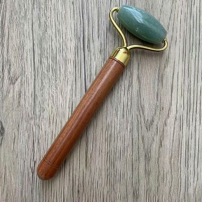 グリーンアヴェンチュリンジャード 顔 ロール 顔 皮膚 ケア 木製のハンドル付きジャード マッサージ ツール オーダーメイド ロゴ 対応