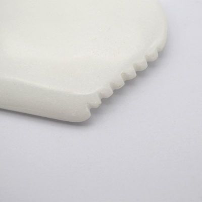 パーソナライズされたホワイトジャードボディマッサージ器 快適なグアシャ 顔マッサージボード 身体循環改善のためのツール