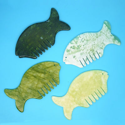 2024 魚の形 天然のXiuyan Jade Gua Sha スカルプ マッサージ カムヘッド Guasha マッサージ機 黄色の頭 マッサージ機器