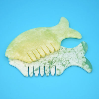 2024 魚の形 天然のXiuyan Jade Gua Sha スカルプ マッサージ カムヘッド Guasha マッサージ機 黄色の頭 マッサージ機器