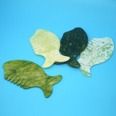 2024 魚の形 天然のXiuyan Jade Gua Sha スカルプ マッサージ カムヘッド Guasha マッサージ機 黄色の頭 マッサージ機器