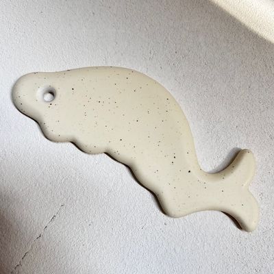 効果的な魚形セラミックマッサージ 顔マッサージ用のグアシャスクラッピングツール