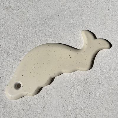 効果的な魚形セラミックマッサージ 顔マッサージ用のグアシャスクラッピングツール