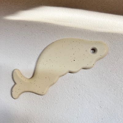 効果的な魚形セラミックマッサージ 顔マッサージ用のグアシャスクラッピングツール