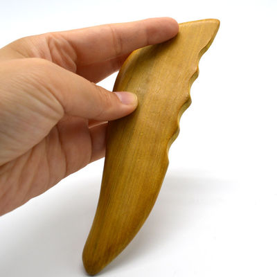 OEM 天然カンファール 木 Gua Sha 顔と体のマッサージのためのツール S 形デザイン