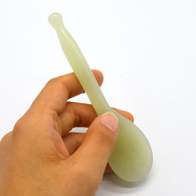 身体ケア Xiuyan Jade Gua Sha マッサージツール 健康とウェルネスのための緑色のスプーン形のGuasha Scarpingツール